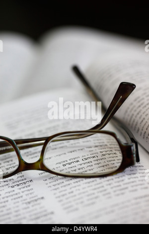 Eine hebräische Wörterbuch zu öffnen, bei dem Wort "zu lieben", angezeigt durch eine Brille Stockfoto