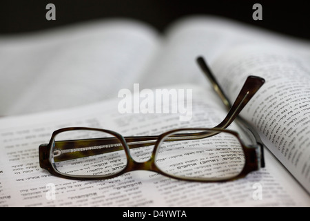 Eine hebräische Wörterbuch zu öffnen, bei dem Wort "zu lieben", angezeigt durch eine Brille Stockfoto