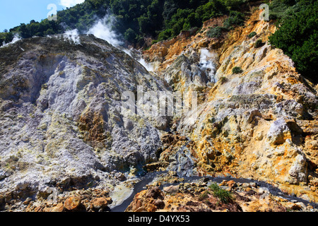 Schwefelquellen aus dem aktiven Vulkan bei La Soufrière, St. Lucia Stockfoto