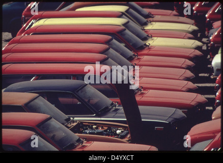 Neue Autos aufgereiht am Hafen terminal, Juni 1973 Stockfoto