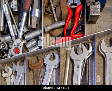 Schublade gefüllt mit allerlei Handwerkzeuge und Industrieanlagen. Full-Frame-Detail von oben gesehen Stockfoto