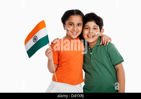 Kinder mit einem indischen Flagge Stockfoto