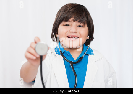 Junge hält ein Stethoskop und imitieren wie einen Arzt Stockfoto