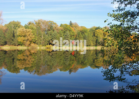 See am Park Bozeny Nemcove öffentlichen Park in Karvina Stadt in der Tschechischen Republik mit Bäumen arounded auf Wasser, Boden und klaren Himmel bei schönem Herbstwetter Stockfoto