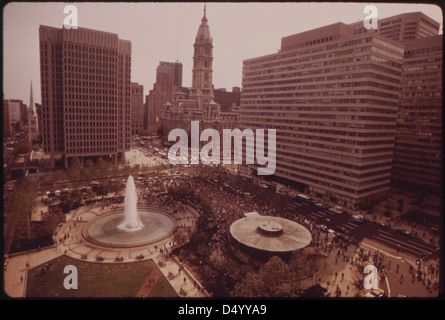 Dieses Foto vom August 1973 zeigt John F. Kennedy Plaza in Center City, Philadelphia. Das Bild spiegelt das Design des städtischen Raums und das Engagement der Öffentlichkeit mit der Umwelt in den 1970er Jahren wider Stockfoto
