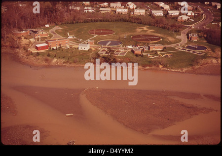 Luftaufnahme von unsere Wasser-Filteranlage. Erosion und Verschlammung verfärben Flusses unsere April 1973 Stockfoto