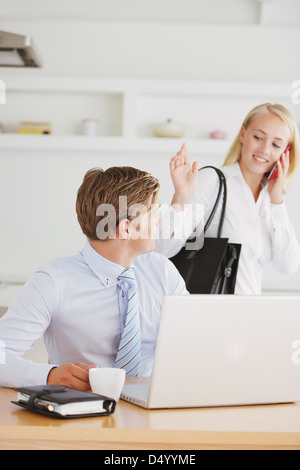 Paar Gruß bevor Sie zur Arbeit gehen Stockfoto