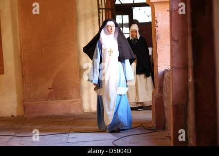 Louise Bourgoin als "Superieure Soeur Christine" und Pauline Etienne als "Suzanne Simonin" am Set des Films "Henny sterben" Stockfoto