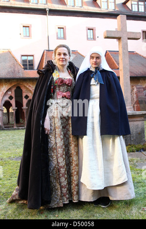 Louise Bourgoin als "Superieure Soeur Christine" und Pauline Etienne als "Suzanne Simonin" am Set des Films "Henny sterben" Stockfoto