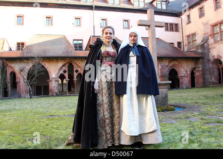 Louise Bourgoin als "Superieure Soeur Christine" und Pauline Etienne als "Suzanne Simonin" am Set des Films 'Sterben nne' Stockfoto