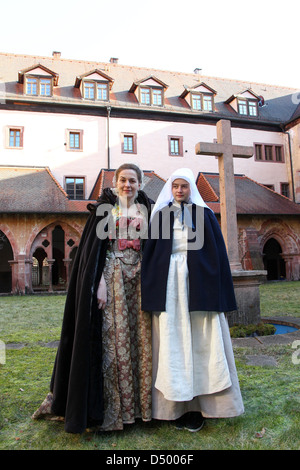 Louise Bourgoin als "Superieure Soeur Christine" und Pauline Etienne als "Suzanne Simonin" am Set des Films "Henny sterben" Stockfoto