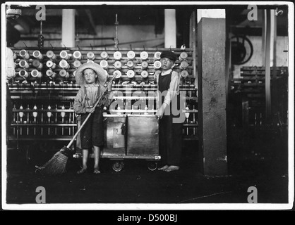 Ronald Webb, 12 Jahre alt, ein Junge Abnehmer und Frank Robinson, 7 Jahre alt, die hilft zu fegen und doff, Mai 1911 Stockfoto