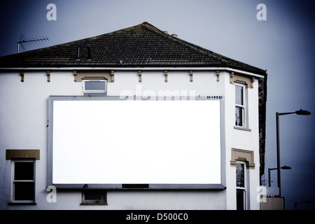 Große leere Billboard auf Seite des Gebäudes Stockfoto