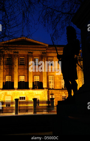 Gardist Bronze an der Basis der Herzog von Wellington Statue Silhouette von Apsley House, Hyde Park Corner, London, UK Stockfoto