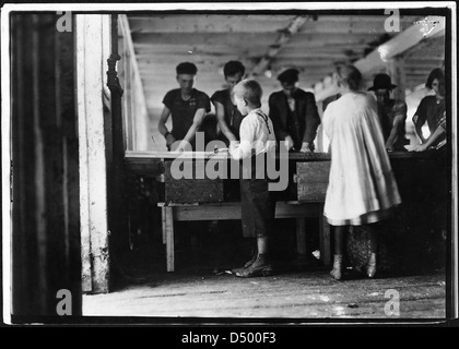 Innenraum des Schneidschuppens. Junge Schneiderinnen bei der Arbeit, Clarence Goodell 8 Jahre alt und Minnie Thomas, 9 Jahre alt. Eastport, Me, August 1911 Stockfoto