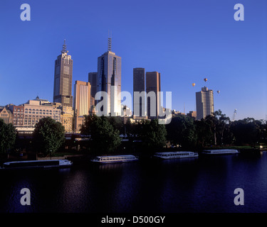 Australien, Victoria, Melbourne, die Stadt in der Morgendämmerung mit frühen Morgen Ballonfahrer. Stockfoto