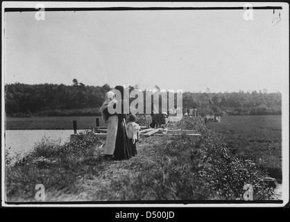 Zur Arbeit gehen. Der Manager sagte: Wir haben 150 Arbeitnehmer neben den Kindern, September 1911 Stockfoto