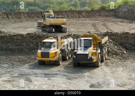 gelbe Steinbruch Digger und Muldenkipper im Steinbruch Ambiente Stockfoto