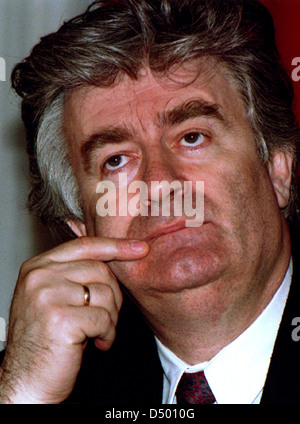 Bosnische Serbenführer Radovan Karadzic hört ein Journalist Frage an seinem Hauptsitz in Pale, Bosnien, Sonntag, 16. Mai 1993. Stockfoto