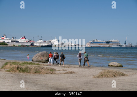 Ein lokaler Strand an der Ostseeküste und mit Blick auf die Docks in Tallinn, Estland, baltischen Staaten Stockfoto