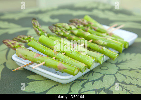 Frischer Spargel schießt auf Holzspieße Stockfoto