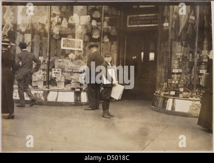 Fotografieren von Earle Frere, eine junge Truant Verkauf zusätzliche während der Schulzeit Montag an der Pennsylvania Avenue, April 1912 Stockfoto