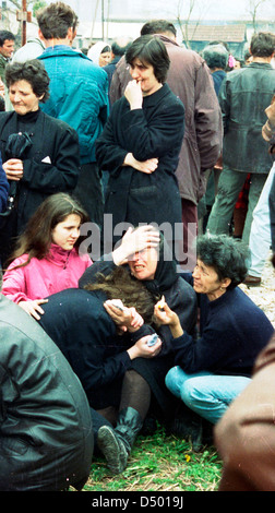 Eine Beerdigung für fünf Männer getötet am Vorabend von bosnischen moslemischen bosnisch-serbischen Truppen in der Nähe in Mali Zvornik, Bosnien, am 19. März 1992. Stockfoto