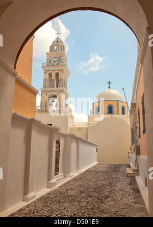 Die katholische Kathedrale in der Hauptstadt Fira auf der griechischen Insel Santorin gelegen. Stockfoto