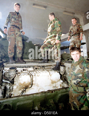 HADZICI, Bosnien, 12. Dezember 1997---ehemaliger Vereinigte Staaten militärische Offiziere Zug bosnischen und kroatischen Armeesoldaten in einem gemeinsamen Training und Operations Center in Bosnien. Das Trainingsprogramm, finanziert von der US-Regierung soll die beiden ehemaligen Achtung Fraktionen näher zusammen zu bringen. Stockfoto