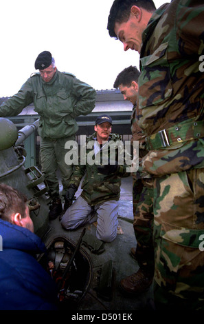 HADZICI, Bosnien, 12. Dezember 1997---ehemaliger Vereinigte Staaten militärische Offiziere Zug bosnischen und kroatischen Armeesoldaten in einem gemeinsamen Training und Operations Center in Bosnien. Das Trainingsprogramm, finanziert von der US-Regierung soll die beiden ehemaligen Achtung Fraktionen näher zusammen zu bringen. Stockfoto