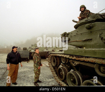 HADZICI, Bosnien, 12. Dezember 1997---ehemaliger Vereinigte Staaten militärische Offiziere Zug bosnischen und kroatischen Armeesoldaten in einem gemeinsamen Training und Operations Center in Bosnien. Das Trainingsprogramm, finanziert von der US-Regierung soll die beiden ehemaligen Achtung Fraktionen näher zusammen zu bringen. Stockfoto