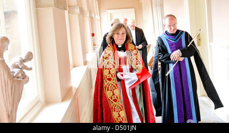 Archiv Bild: Die ehrwürdige Sheila Watson die erste Frau, ein Erzbischof von Canterbury zu inthronisieren. Hier in Chichester Cathedral abgebildet, wenn sie die Inthronisierung der Bischof von Chichester Dr. Martin Warner am 25. Novemeber 2012 durchgeführt. Am 21. März 2013 wird Watson am Rev Justin Welby 105. Erzbischof von Canterbury in der Kathedrale von Canterbury, Kent, UK zu inthronisieren. Bildnachweis: Jim Holden/Alamy Live-Nachrichten Stockfoto