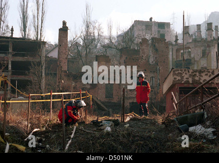 SARAJEVO, Bosnien, 2. Oktober 1998---Norwiegan explosive Experten Landminen aus einem Wohngebiet der bosnischen Hauptstadt Sarajevo entfernen. Jedes Jahr Tausende von Menschen weltweit sind verletzt oder durch Landminen getötet. Stockfoto