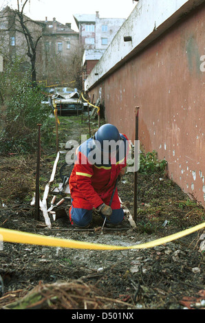 SARAJEVO, Bosnien, 2. Oktober 1998---Norwiegan explosive Experten Landminen aus einem Wohngebiet der bosnischen Hauptstadt Sarajevo entfernen. Jedes Jahr Tausende von Menschen weltweit sind verletzt oder durch Landminen getötet. Stockfoto