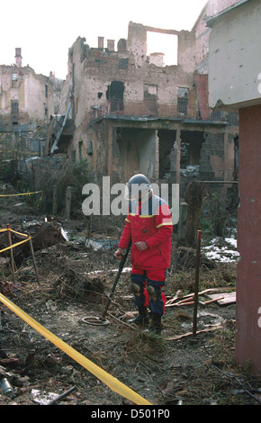 SARAJEVO, Bosnien, 2. Oktober 1998---Norwiegan explosive Experten Landminen aus einem Wohngebiet der bosnischen Hauptstadt Sarajevo entfernen. Jedes Jahr Tausende von Menschen weltweit sind verletzt oder durch Landminen getötet. Stockfoto