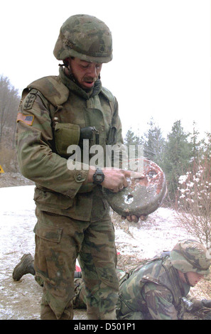 SARAJEVO, Bosnien, 2. Oktober 1998---Norwiegan explosive Experten Landminen aus einem Wohngebiet der bosnischen Hauptstadt Sarajevo entfernen. Jedes Jahr Tausende von Menschen weltweit sind verletzt oder durch Landminen getötet. Stockfoto