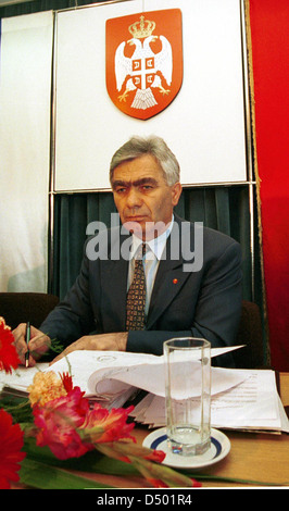 PALE, Bosnien, 11. Juni 1996---bosnisch-serbischen Beamten Momcilo Krajisnik, hier im Center zu sehen, wenn er das Amt des Präsidenten der bosnisch-serbischen Republik, hielt heute in seinem Haus in Bosnien durch NATO-Truppen wegen des Verdachts der warmen Verbrechen verhaftet. Er ist unter dem Vorwurf des Völkermords wollte. Er ist ein langjähriger Verbündeter von Radovan Karadzic. Karadzic ist auch von dem internationalen Kriegsverbrechertribunal unter dem Vorwurf des Völkermords aus seiner Rolle als Präsident der bosnisch-serbischen Republik zwischen 1992 und 1995 wollte. Stockfoto