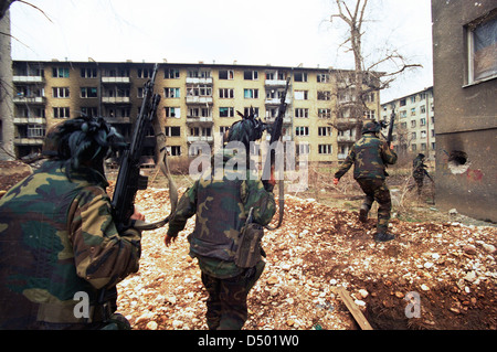 Italienische Armeetruppen in Bosnien im Rahmen der Vereinten Nationen UNPROFOR, patrouillieren die Straßen von Sarajevo, Bosnien, am Montag, 18. März 1996. Stockfoto