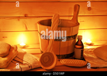 Innenraum der finnischen Sauna und Saunazubehör Stockfoto