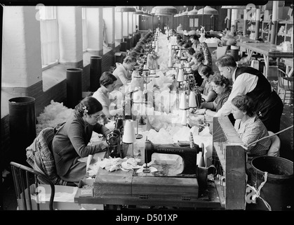 Mount Holyoke, Massachusetts - Paragon Räuber Co. und amerikanischen Charakter-Puppe. Singer Maschine Nähen Leistungsgruppe, 1936 Stockfoto