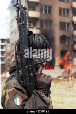 Italienische Armeetruppen in Bosnien im Rahmen der Vereinten Nationen UNPROFOR, patrouillieren die Straßen von Sarajevo, Bosnien, am Montag, 18. März 1996. Stockfoto