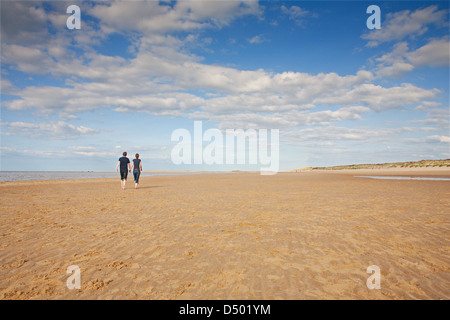 ENGLAND; NORFOLK; BRANCASTER; PAAR; FUß; STRAND; SAND; HIMMEL; LIEBE; Stockfoto