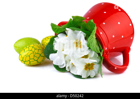 Osterei und roten Krug mit weißen Blumen auf weißem Hintergrund Stockfoto