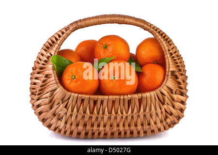 Mandarine mit Blättern in schönen Korb isoliert auf weiss Stockfoto