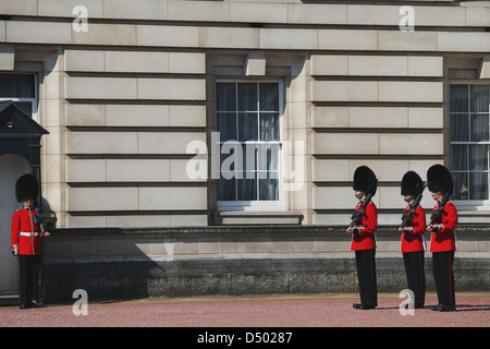 Die Wachablösung am Buckingham Palace, London, England Stockfoto