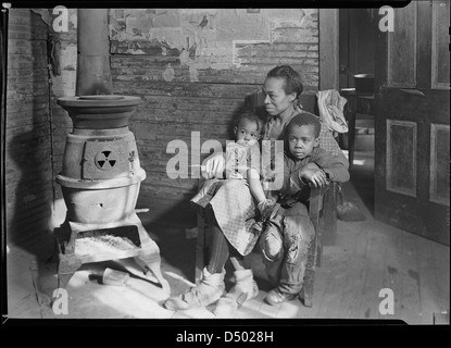 Dieses Foto von Lewis Hine aus dem Jahr 1937 zeigt die Familie Johnson aus Scott’s Run, West Virginia, die die schwierigen wirtschaftlichen Bedingungen der Familie während der Großen Depression erfasst, einschließlich eines arbeitslosen Vaters. Stockfoto