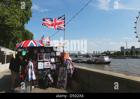 Shop von der Themse in London, England Stockfoto