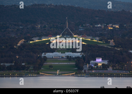 Erhöhten Luftbild bei Sonnenuntergang über dem Lake Burley Griffin zum Parlamentsgebäude auf dem Capital Hill Canberra Australien Stockfoto