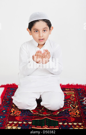 Muslimische Jungen beten Stockfoto