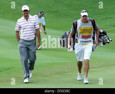 21.03.2013 Kuala Lumpur, Malaysia. Charl Schwartzel aus Südafrika geht auf das 9. grün während eines Tages der Maybank Malaysia Open Golfturnier im Kuala Lumpur Golf and Country Club. Stockfoto